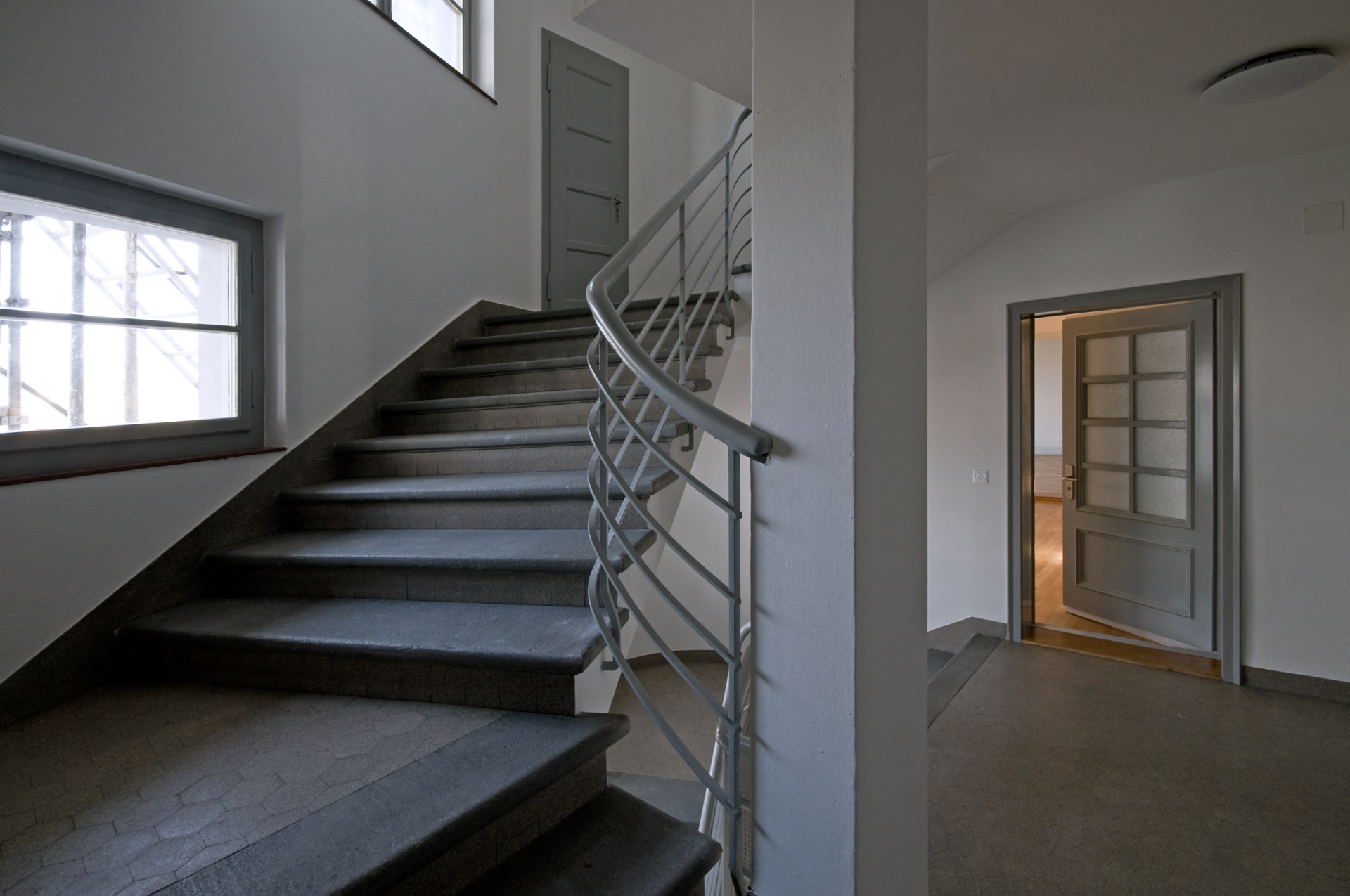 Treppenhausdetail im Industriehof mit gebogenem Geländer