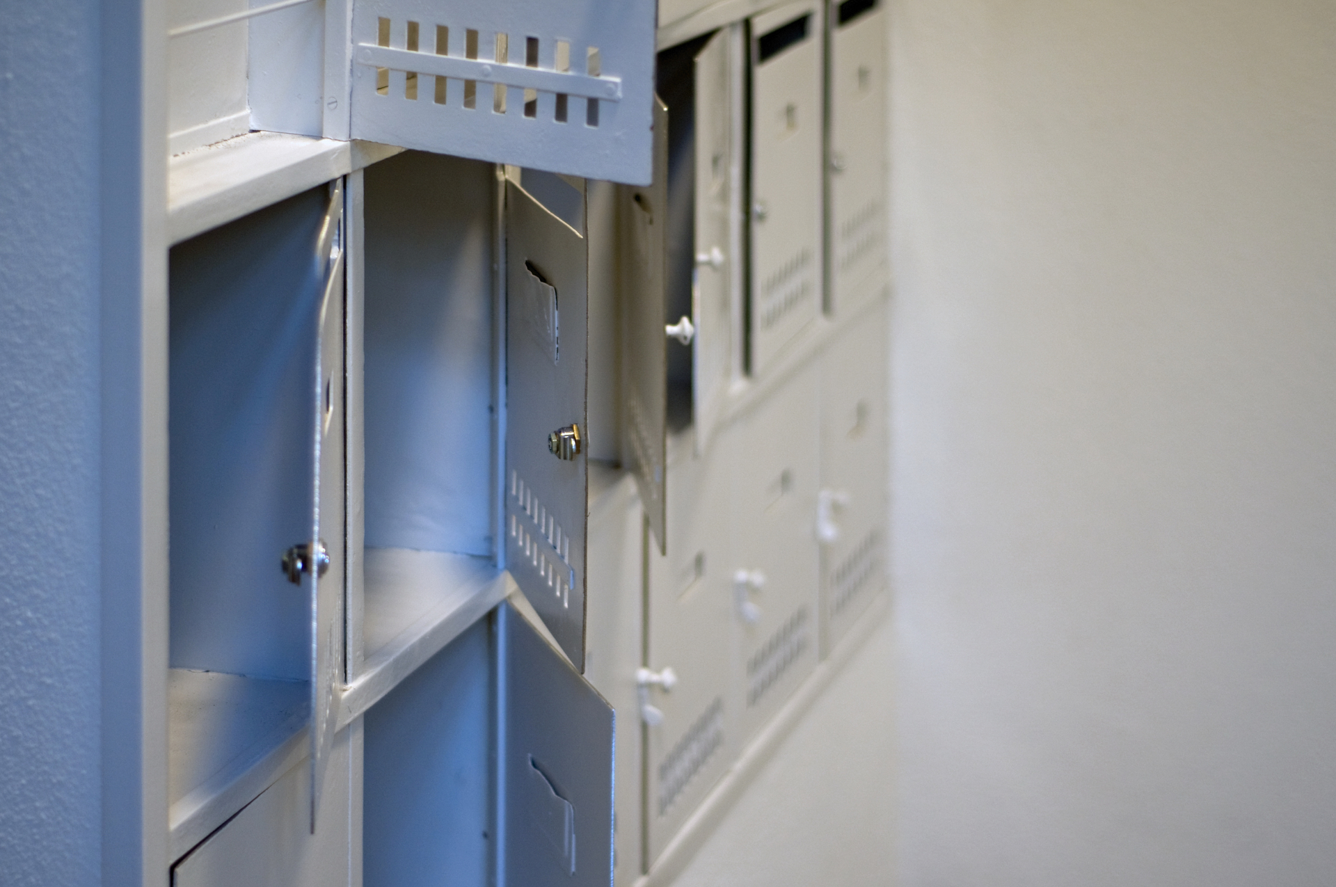 Briefkastenanlage im Treppenhaus des Industriehofs
