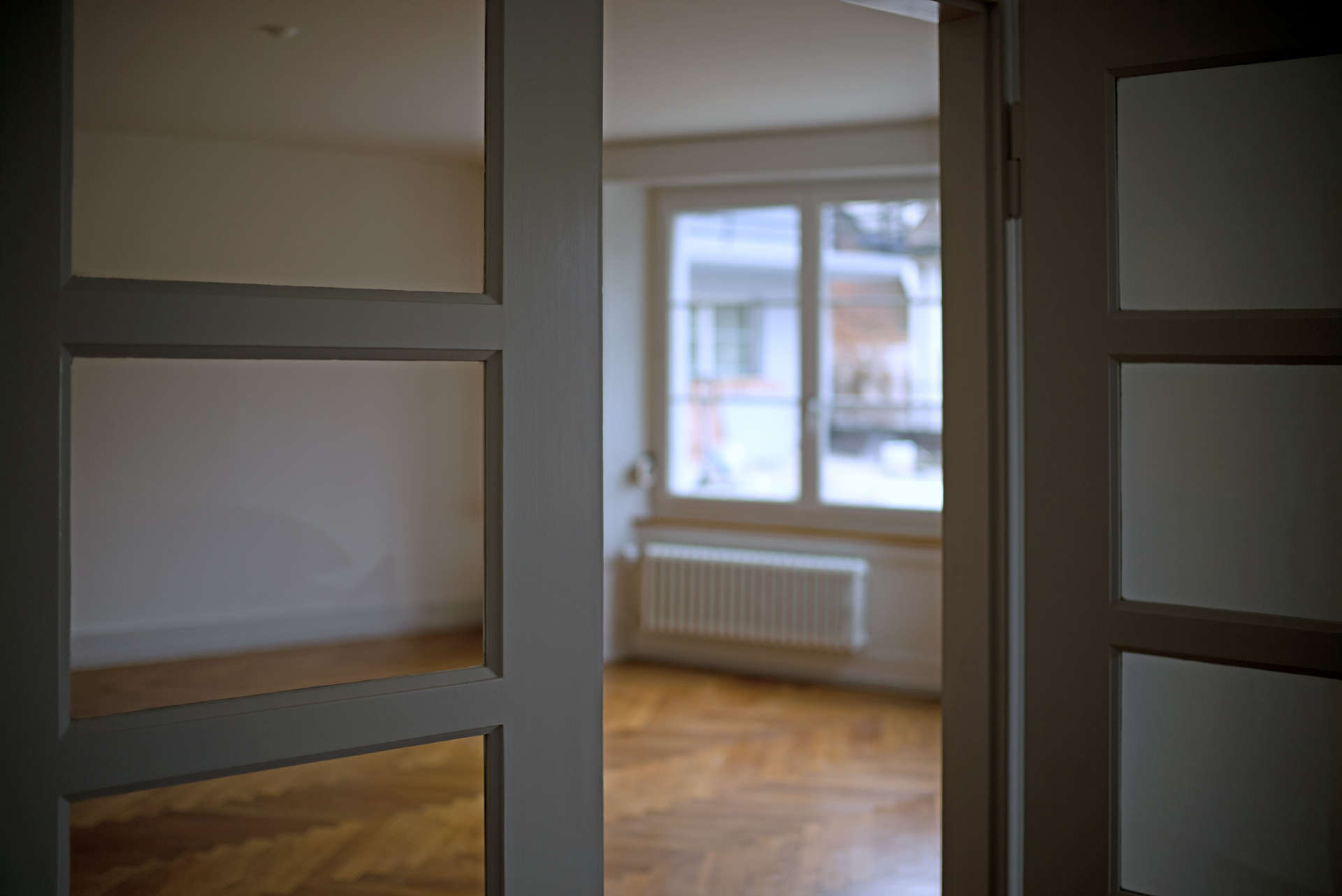 Detailansicht einer Innenraumtüre im Industriehof